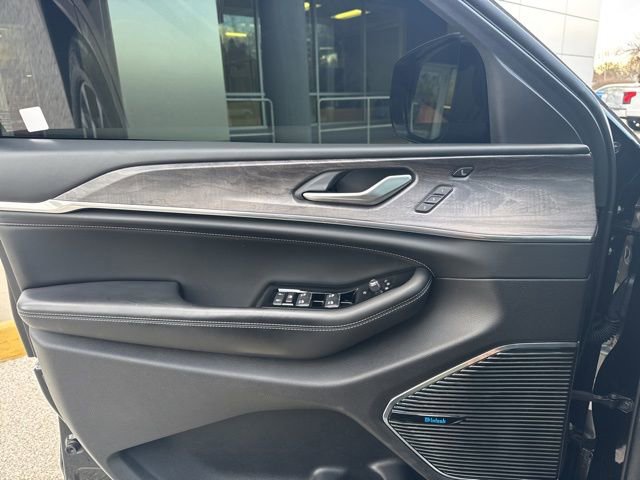 Used 2022 Jeep Grand Cherokee Overland w/ Luxury Tech Group IV image 28