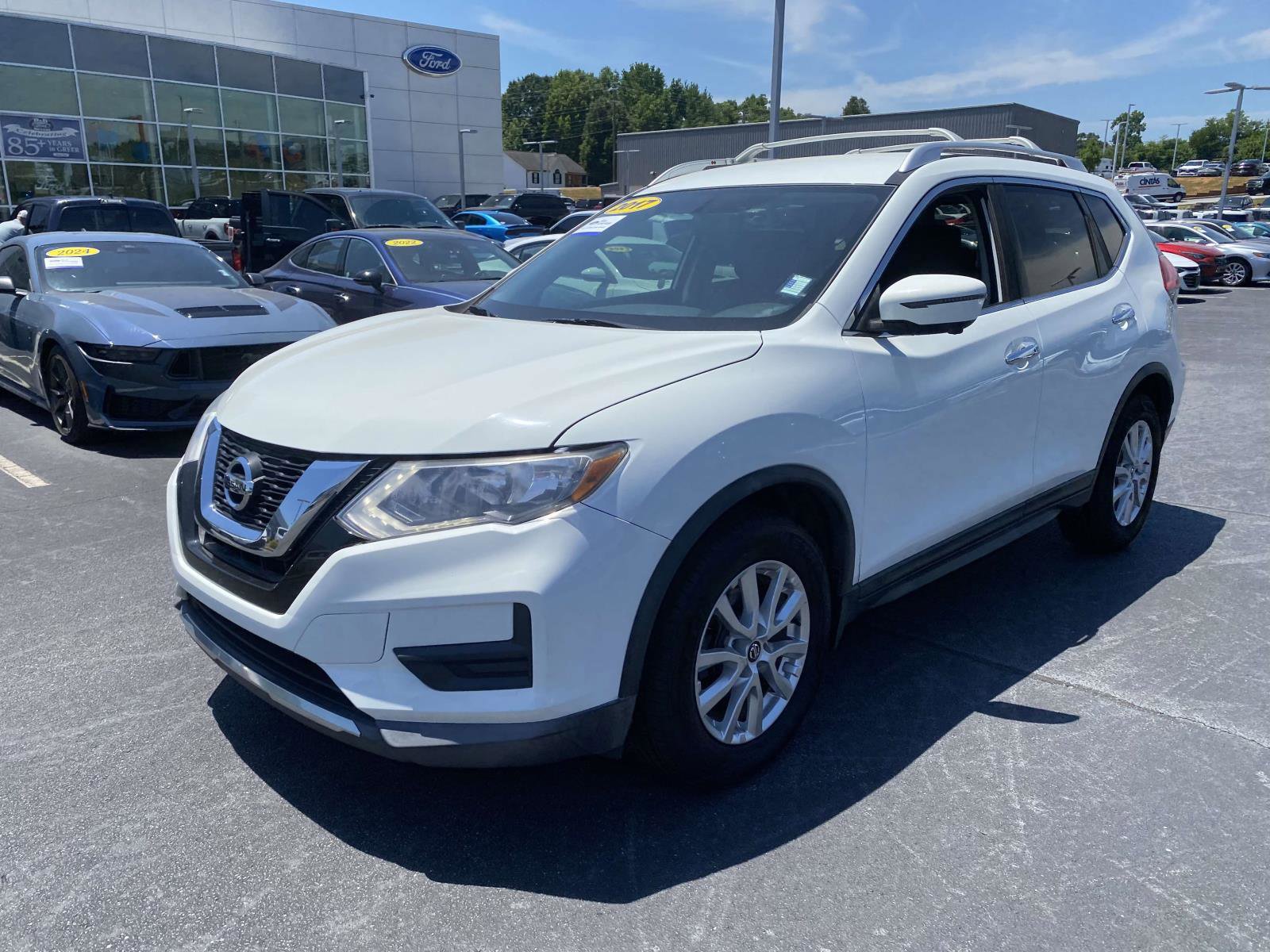 Used 2017 Nissan Rogue SV w/ SV Premium Package FWD image 3