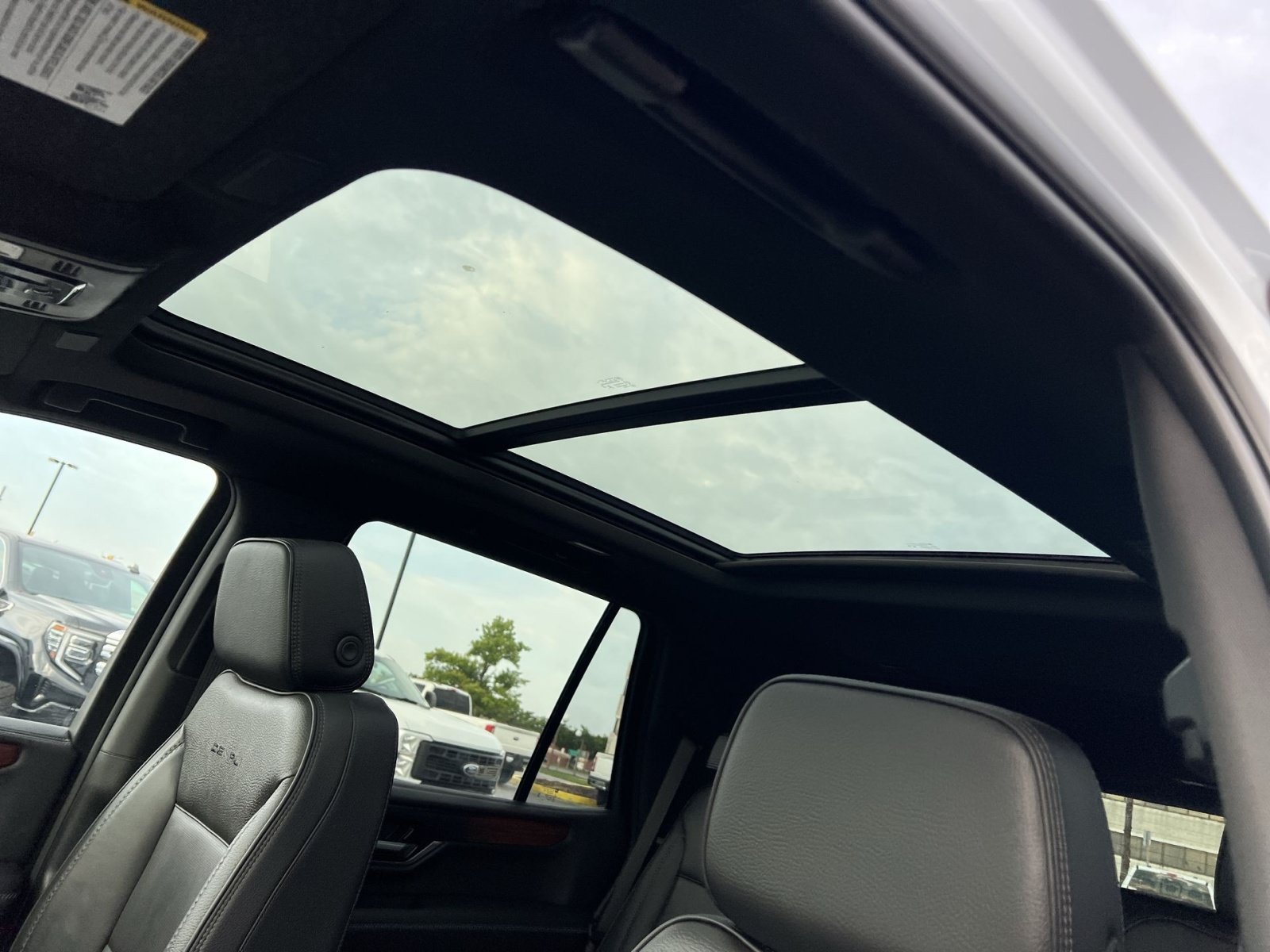 Used 2026 GMC Yukon Denali w/ Sun & Power Step Package AWD/4WD image 24