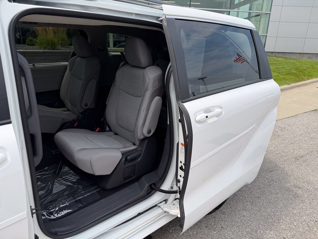 Used 2023 Toyota Sienna LE w/ LE Plus Package FWD image 15