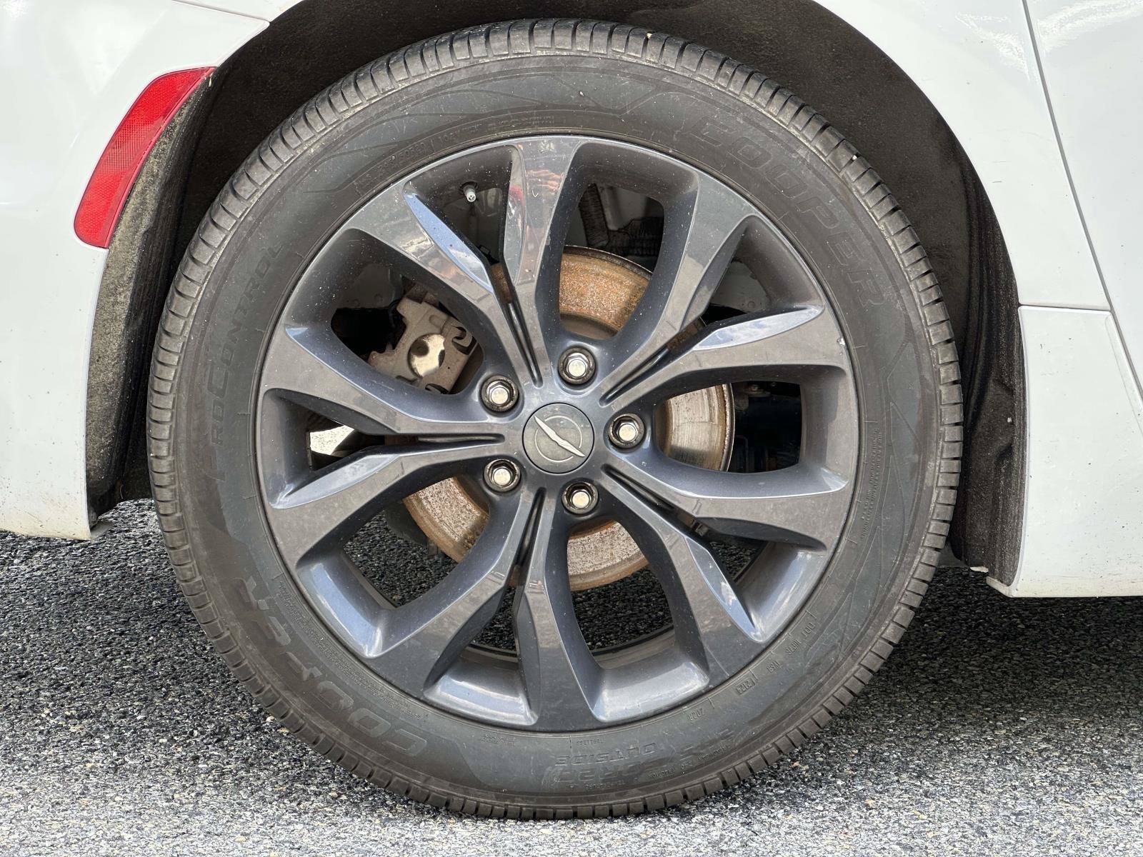 Used 2019 Chrysler Pacifica Touring-L w/ Advanced Safetytec Group FWD image 7