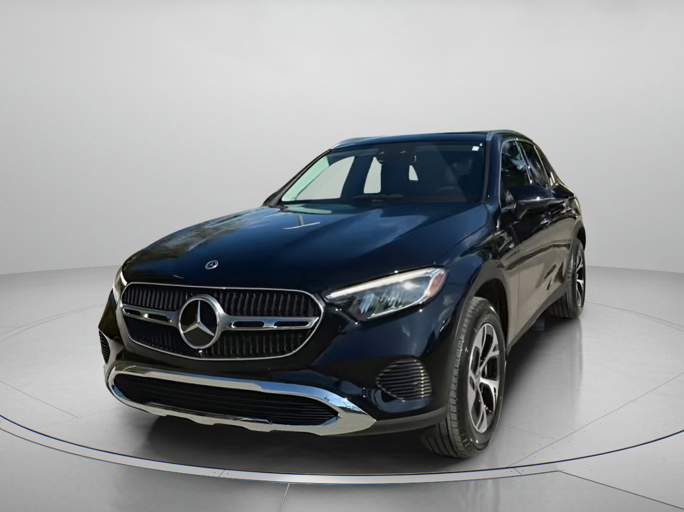 Used 2025 Mercedes-Benz GLC 350e 4MATIC image 3