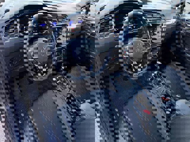 Used 2024 Volkswagen Tiguan SE w/ Panoramic Sunroof Package image 16