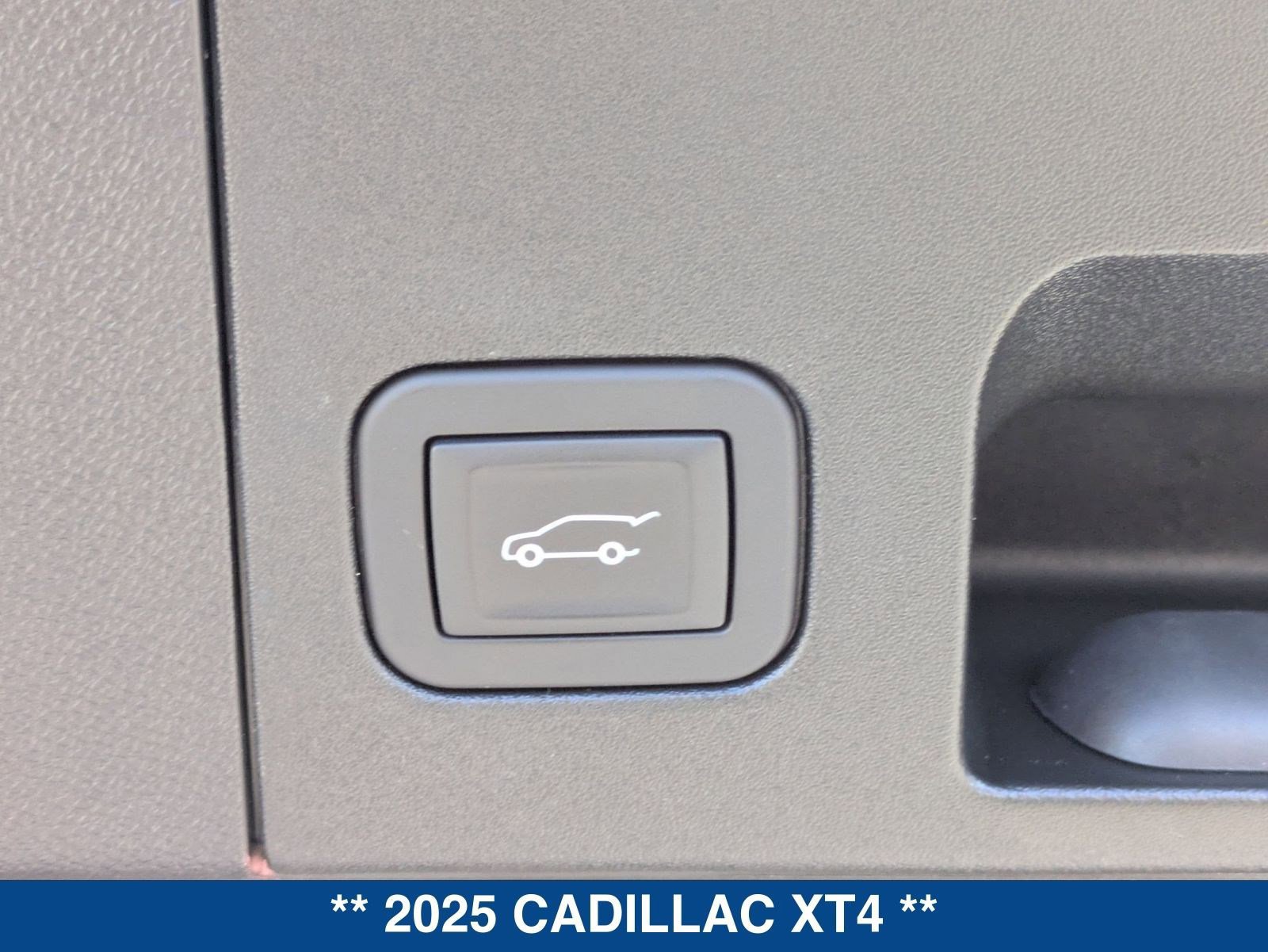 Used 2025 Cadillac XT4 Premium Luxury image 14