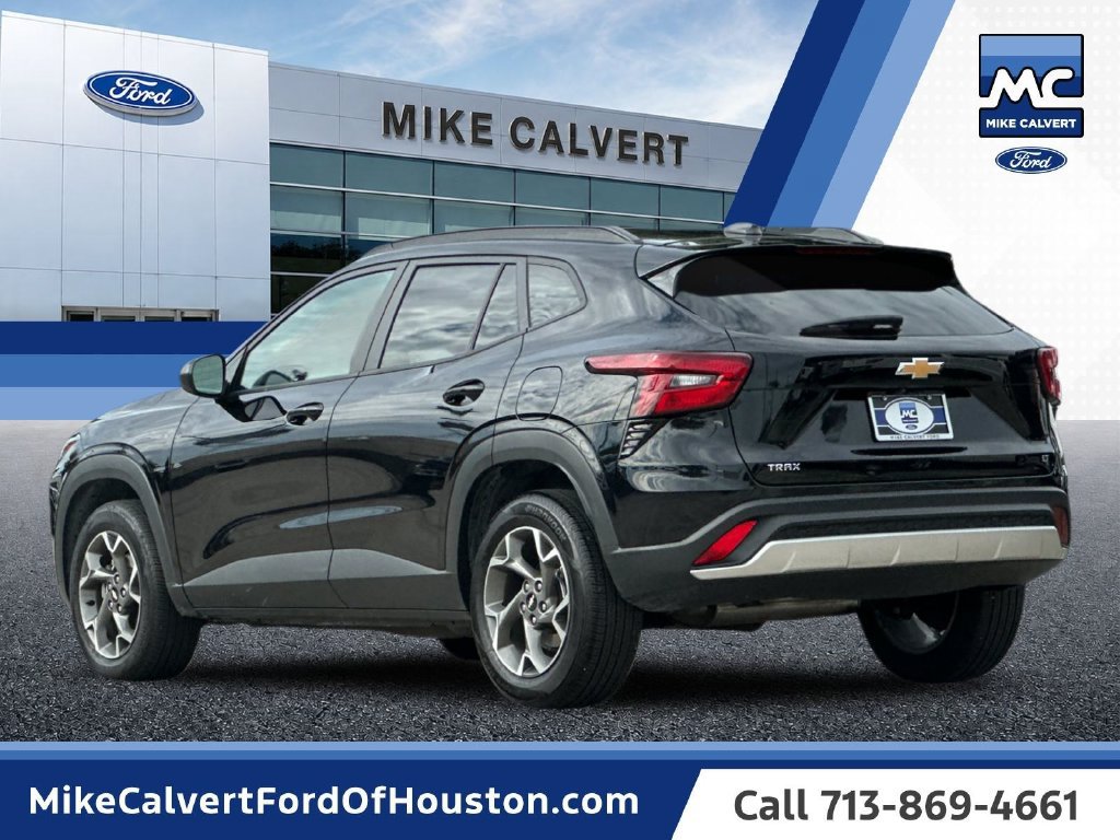 Used 2025 Chevrolet Trax LT w/ LT Convenience Package FWD image 3