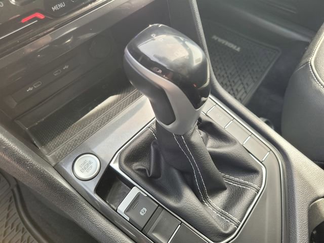 Used 2023 Volkswagen Tiguan SE w/ Panoramic Sunroof Package FWD image 18