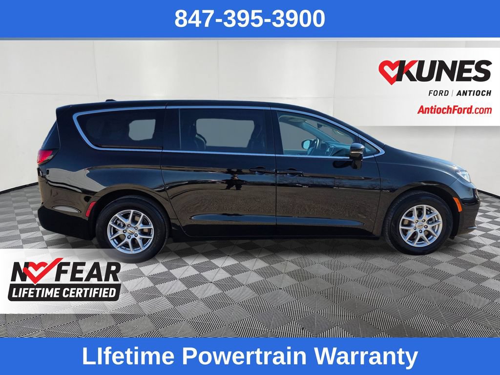 Used 2024 Chrysler Pacifica Touring-L FWD image 8