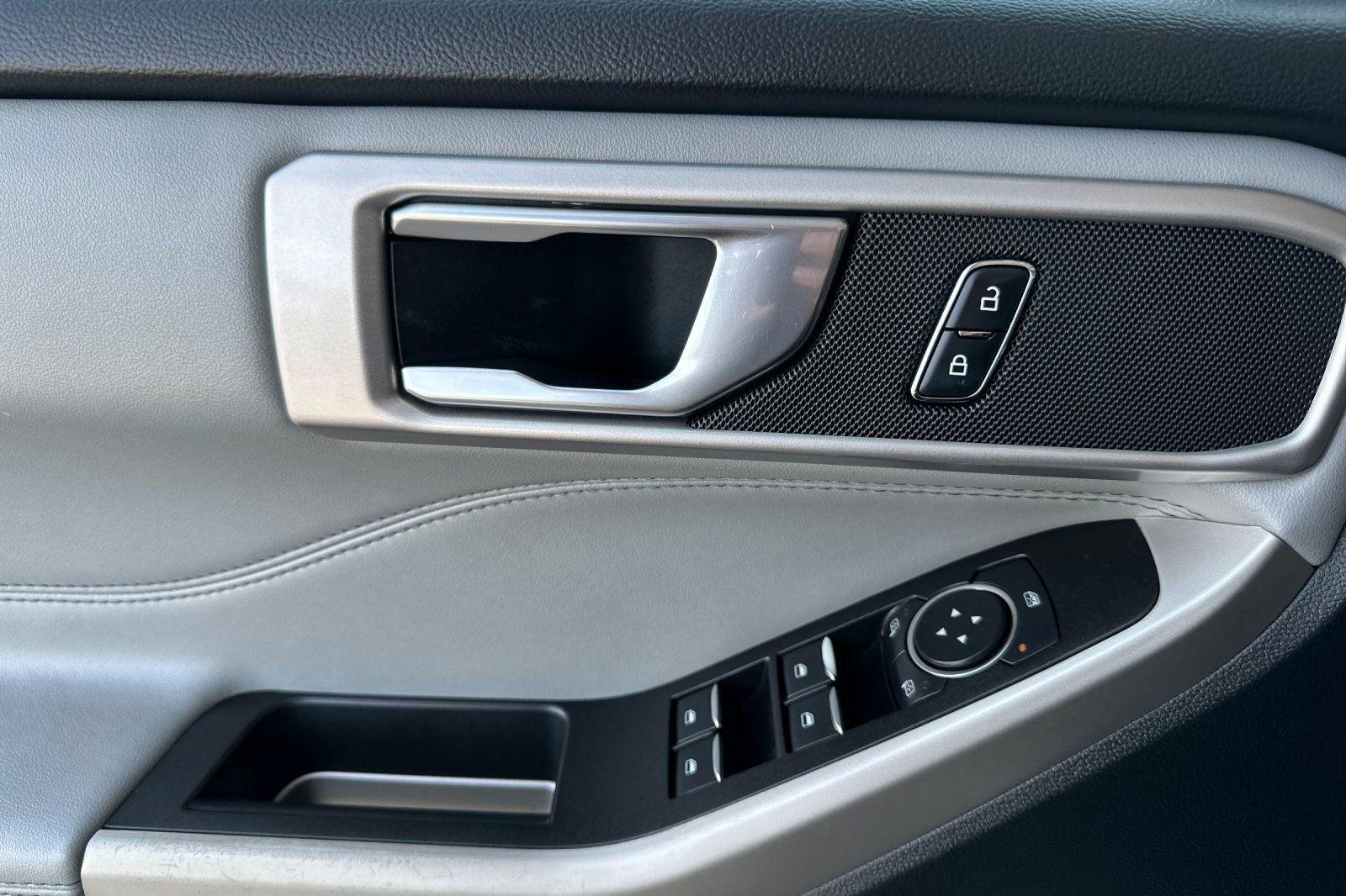 Certified 2022 Ford Explorer XLT w/ Equipment Group 202A image 11