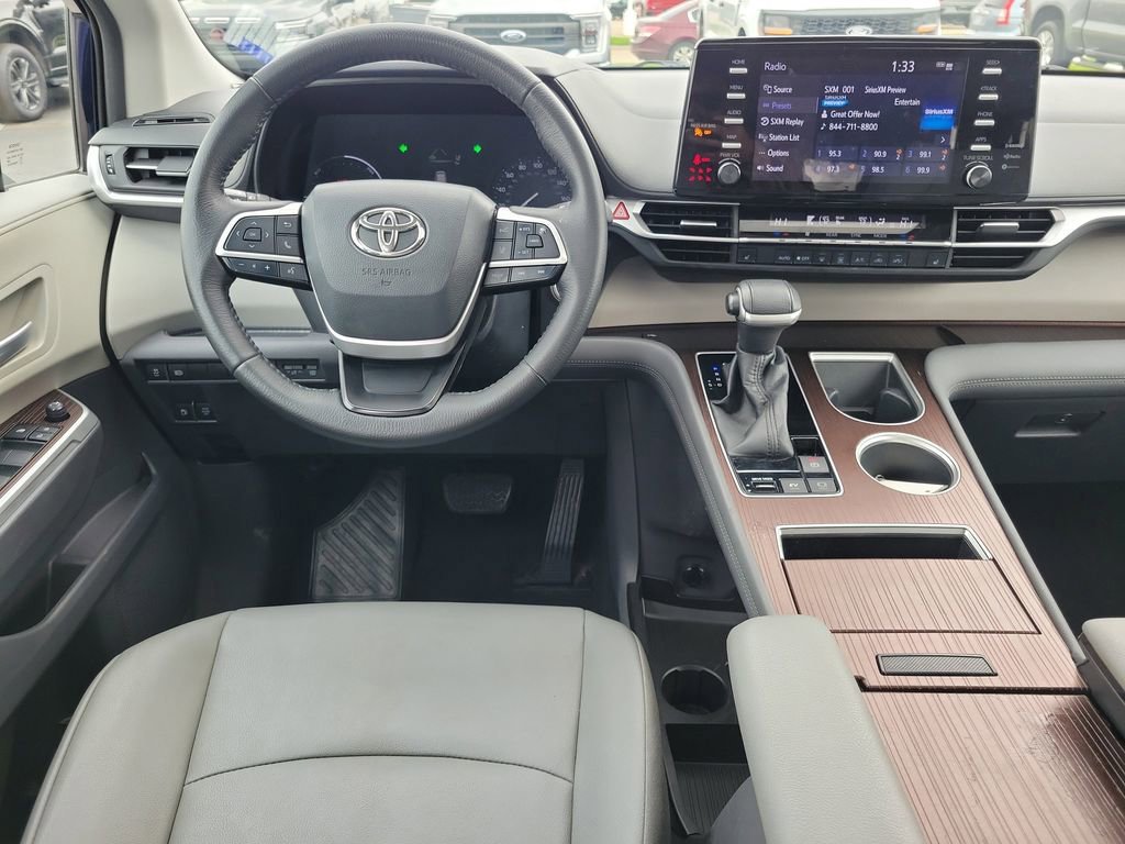 Used 2022 Toyota Sienna XLE image 12