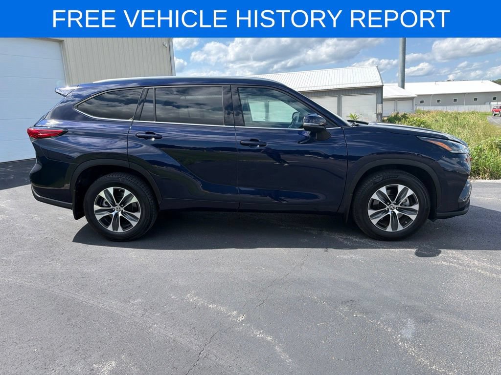 Used 2021 Toyota Highlander XLE AWD/4WD image 3