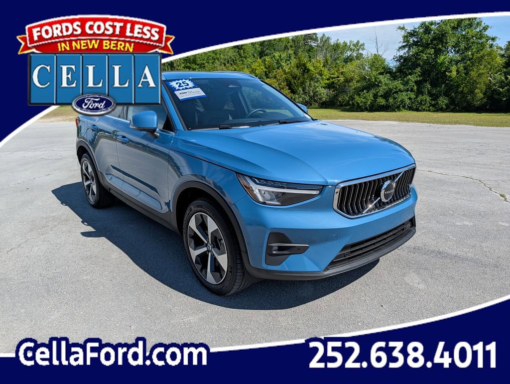 Used 2025 Volvo XC40 B5 Plus AWD/4WD image 1