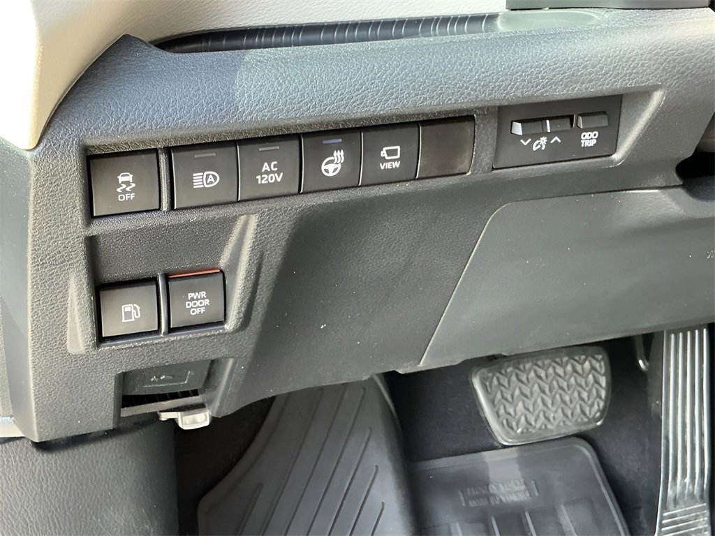 Used 2021 Toyota Sienna Platinum image 28