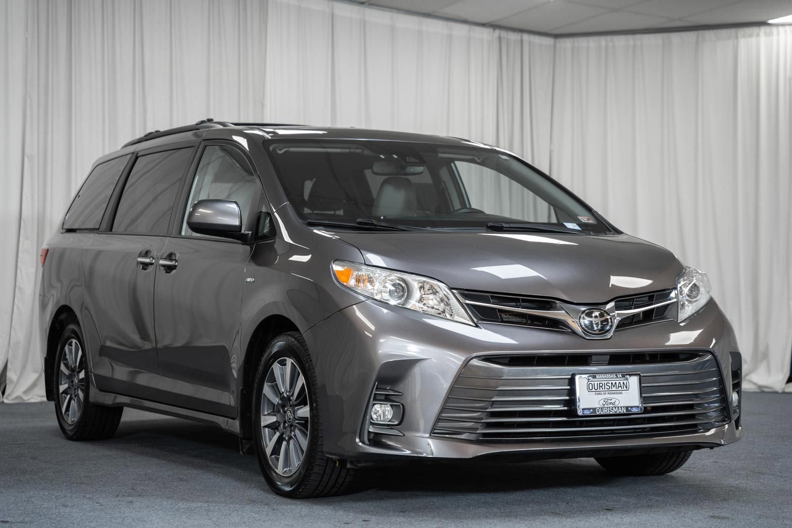 Used 2020 Toyota Sienna XLE w/ XLE Navigation Package image 1
