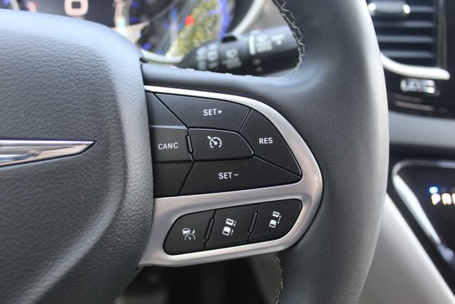 Used 2024 Chrysler Pacifica Touring-L FWD image 36