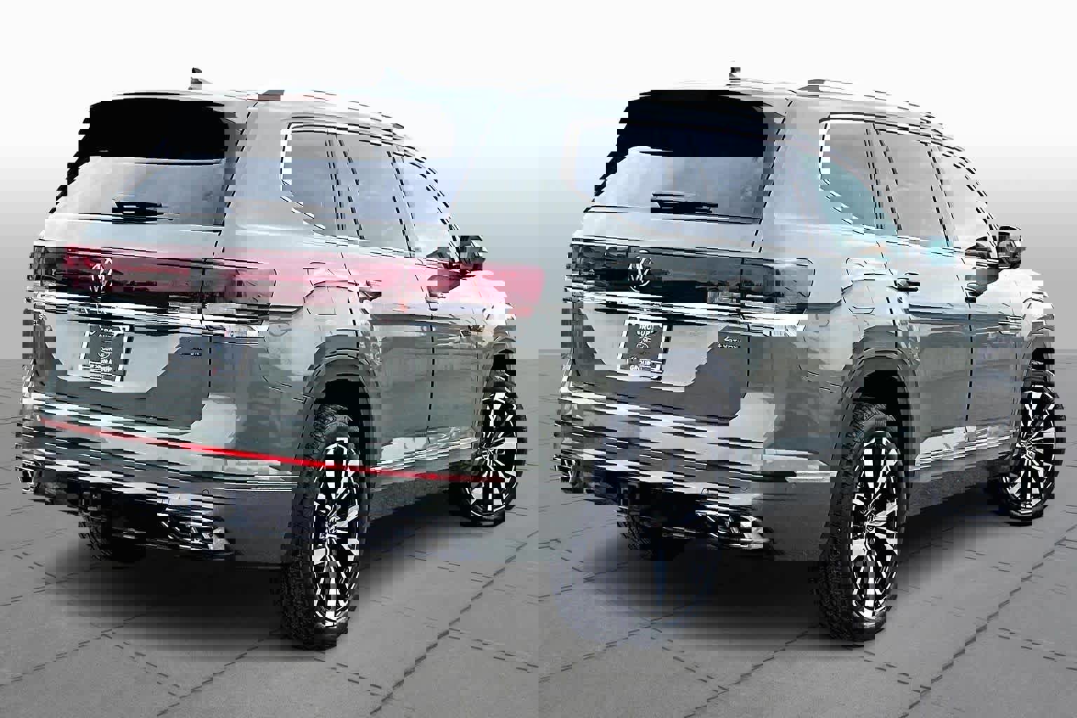 Used 2025 Volkswagen Atlas SEL Premium R-Line image 3