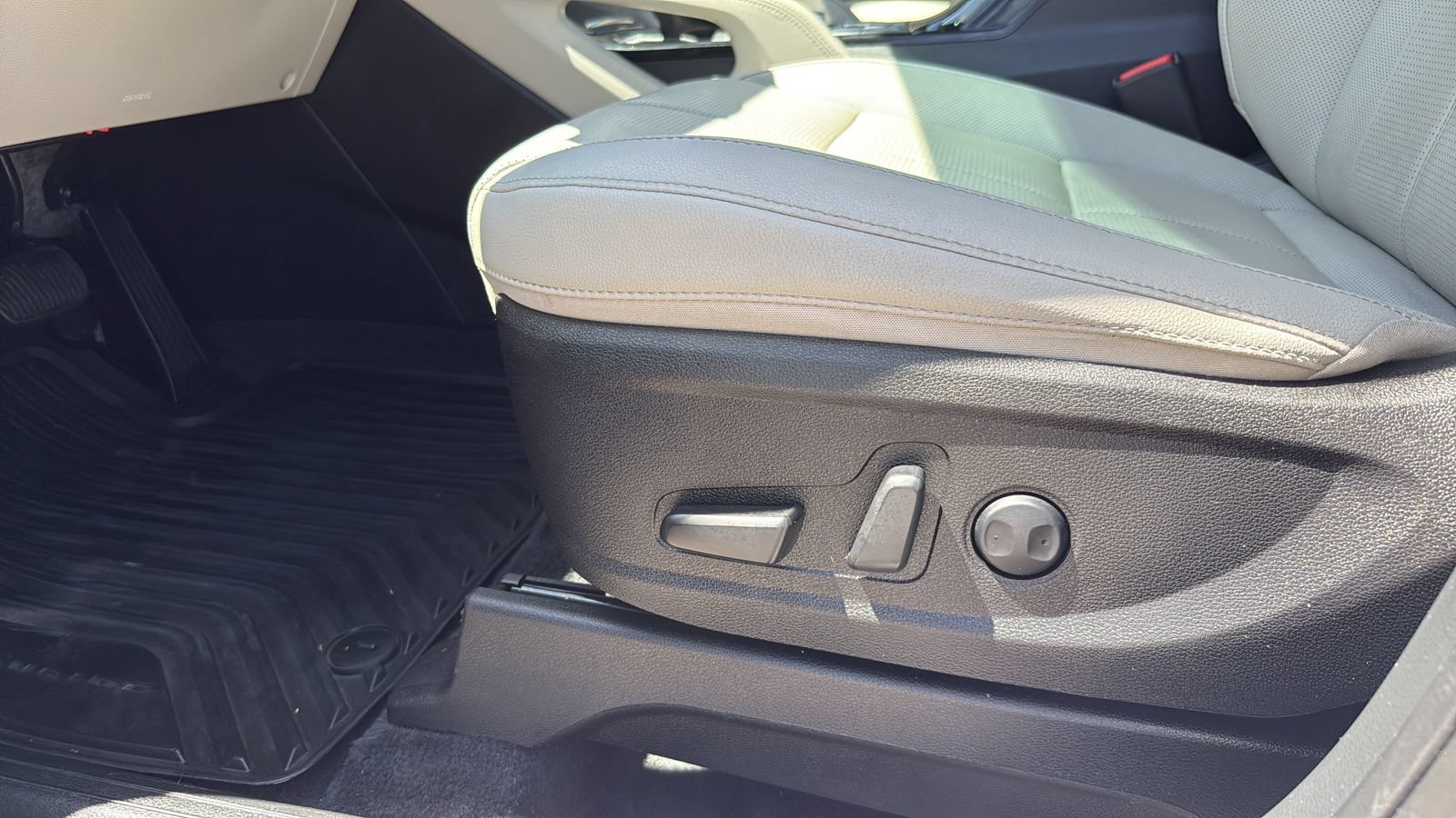 Used 2024 Kia Telluride EX w/ EX Captain's Chair Package FWD image 10