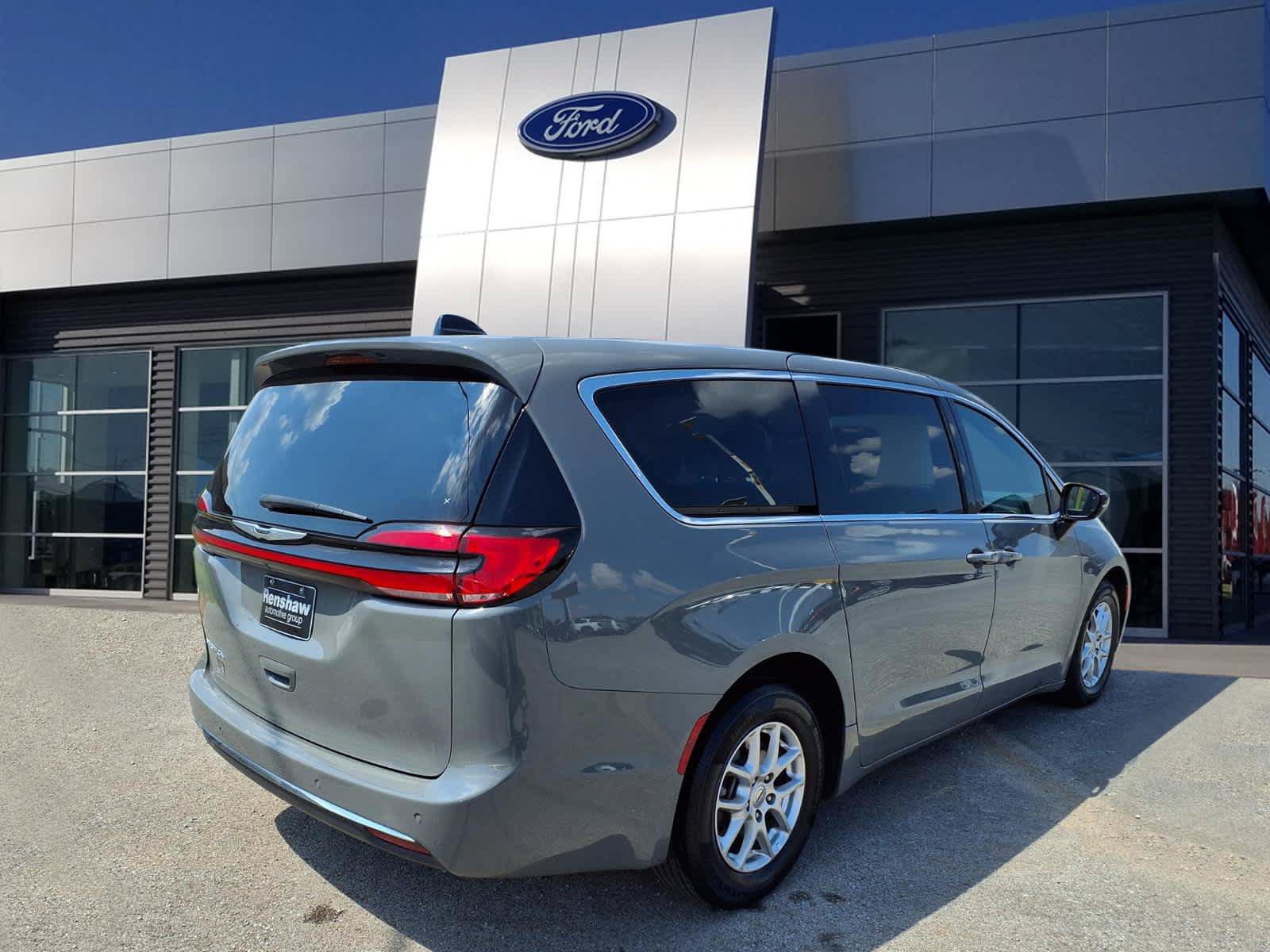 Used 2025 Chrysler Pacifica Select FWD image 2