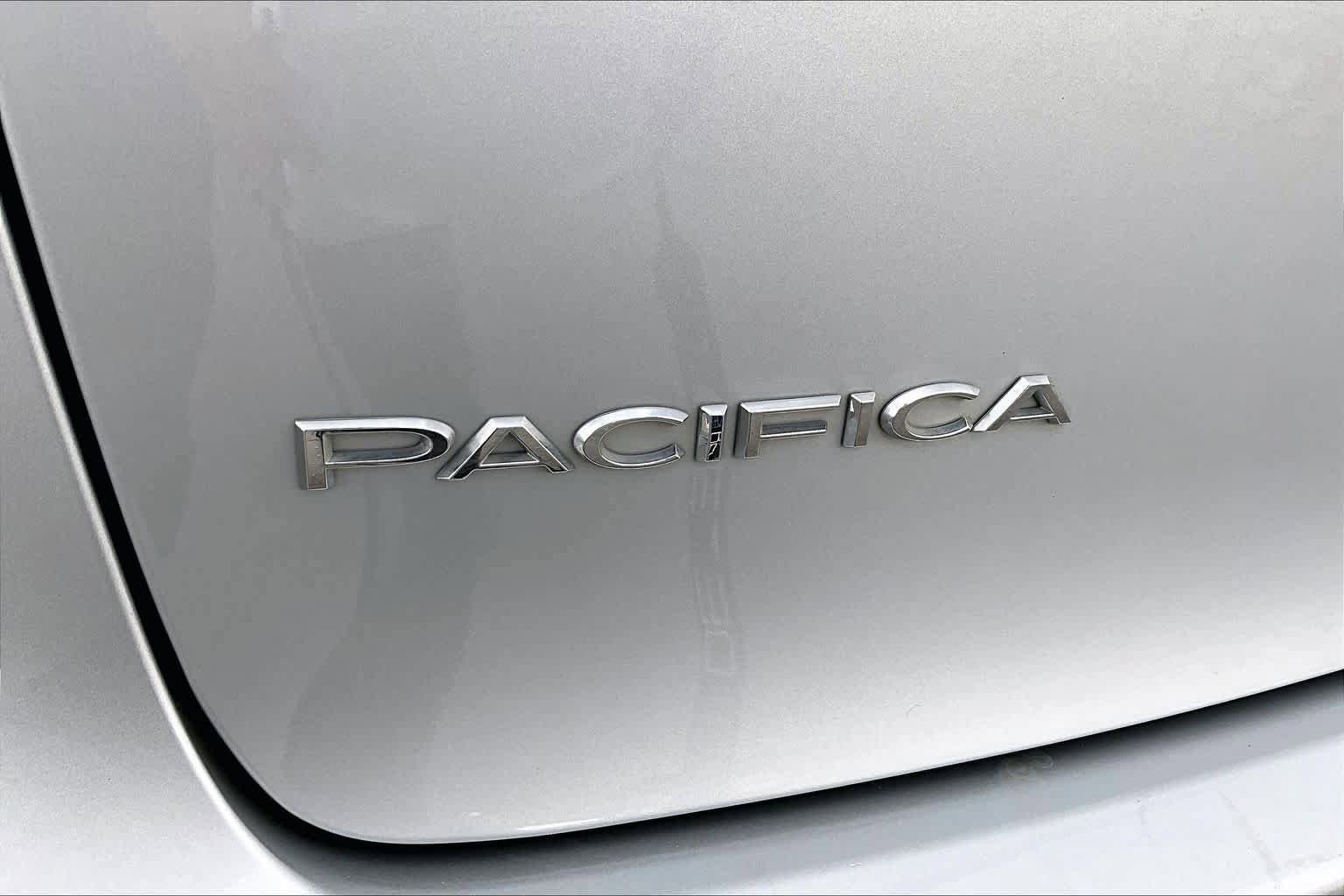 Used 2024 Chrysler Pacifica Touring-L FWD image 10