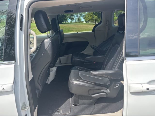 Used 2023 Chrysler Pacifica Touring-L FWD image 5