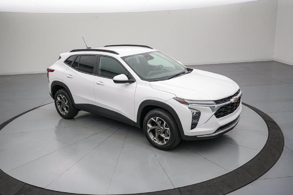 Used 2025 Chevrolet Trax LT w/ LT Convenience Package FWD image 2