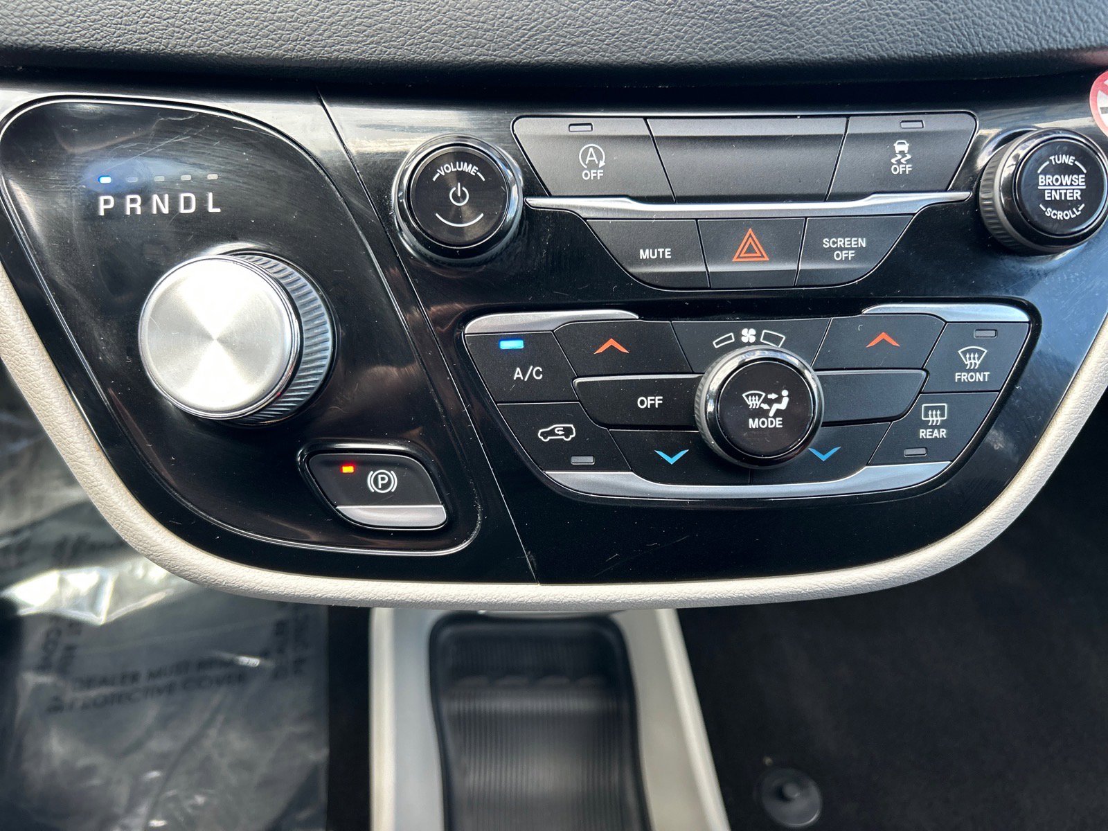 Used 2022 Chrysler Voyager LX image 31