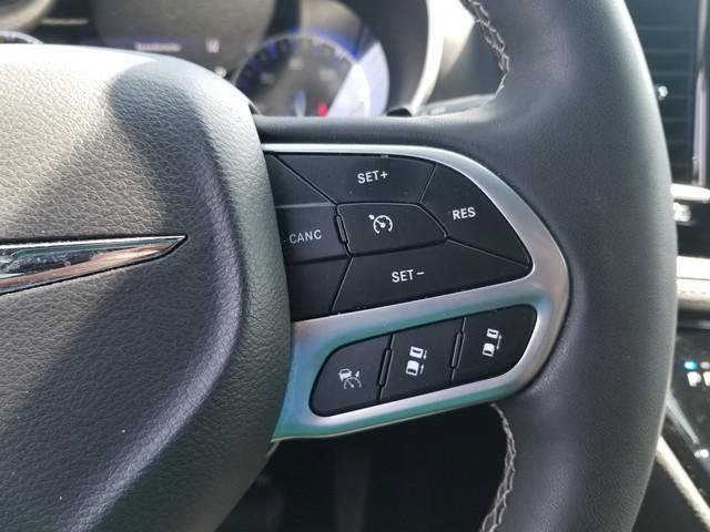 Used 2025 Chrysler Pacifica Select FWD image 26