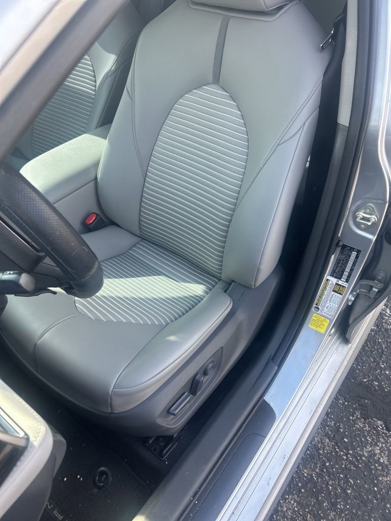 Used 2020 Toyota Camry SE image 5