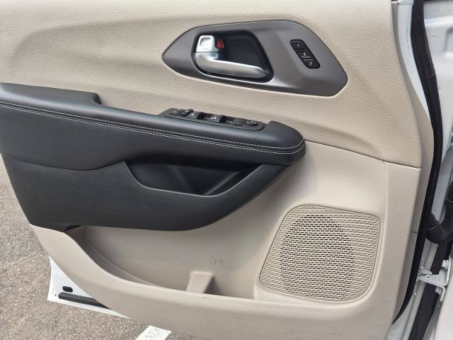 Used 2023 Chrysler Pacifica Touring-L FWD image 14