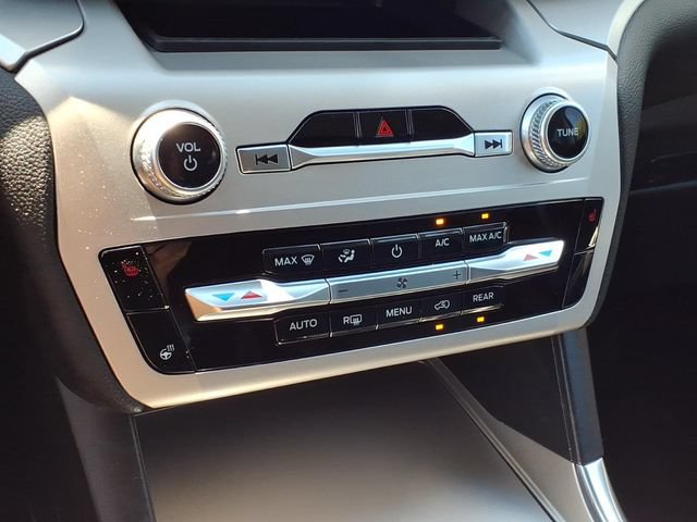 Certified 2022 Ford Explorer XLT w/ Equipment Group 202A AWD/4WD image 25