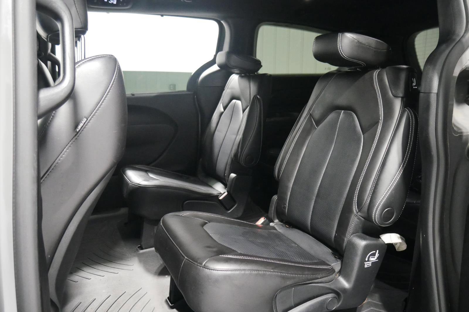 Used 2023 Chrysler Pacifica Touring-L w/ S Appearance Package image 11