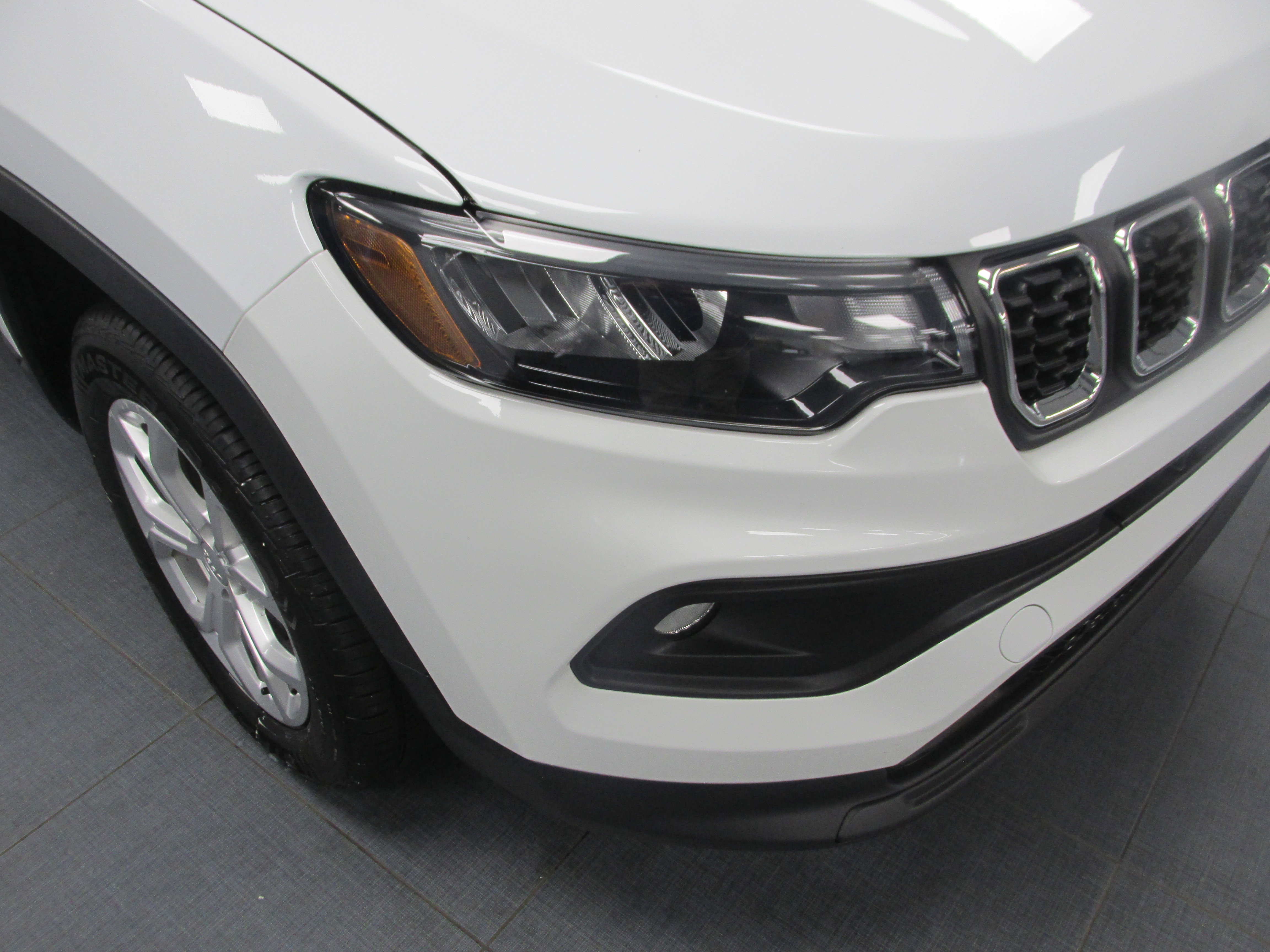 Used 2024 Jeep Compass Latitude image 10