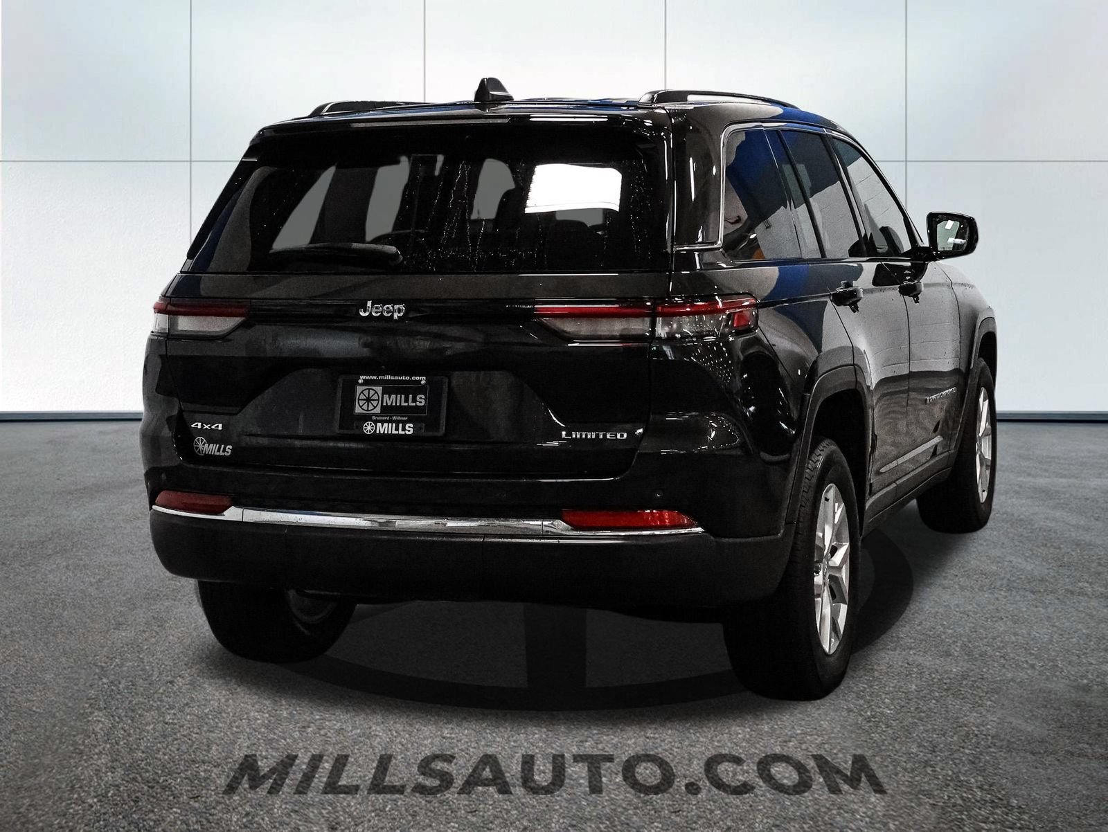 Used 2023 Jeep Grand Cherokee Limited AWD/4WD image 7
