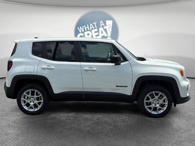 Used 2023 Jeep Renegade Latitude AWD/4WD image 2