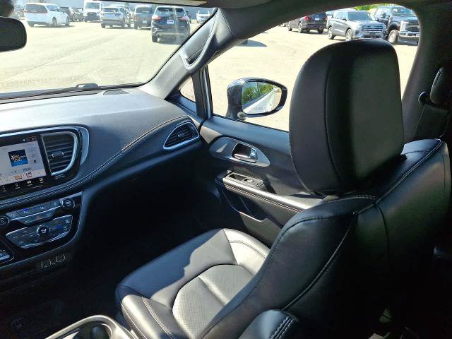 Used 2024 Chrysler Pacifica Limited FWD image 11