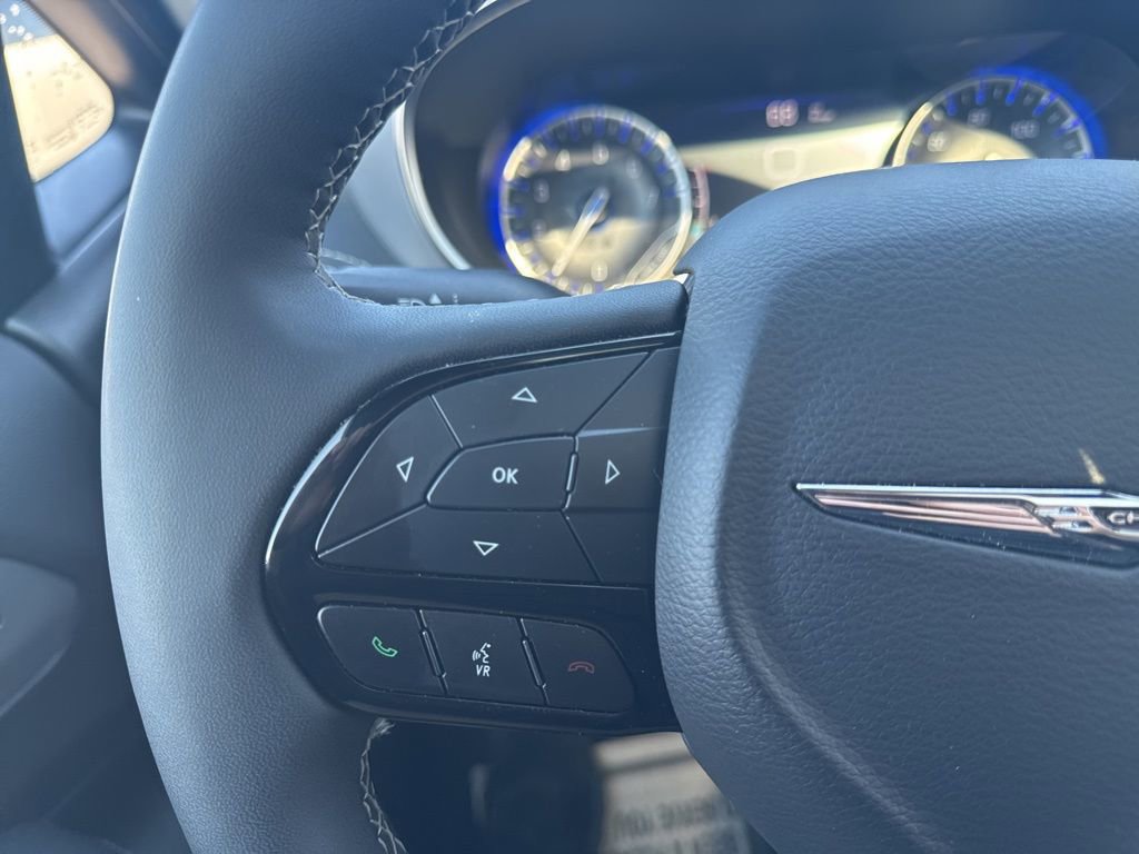 Used 2025 Chrysler Pacifica Limited image 22