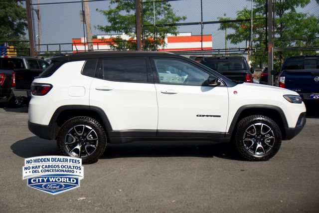 Used 2025 Jeep Compass Trailhawk AWD/4WD image 4