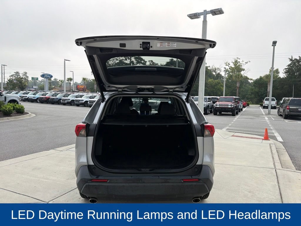 Used 2021 Toyota RAV4 XLE w/ Convenience Package FWD image 10