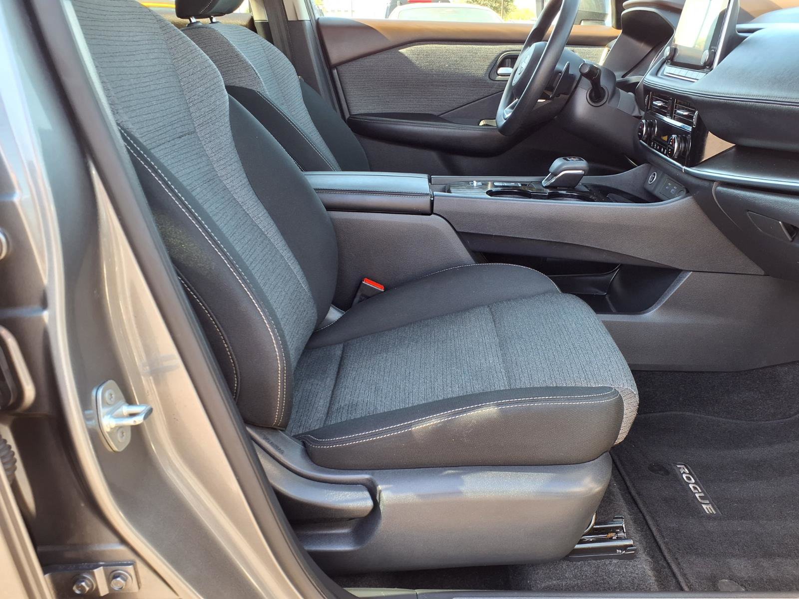 Used 2022 Nissan Rogue SV FWD image 11