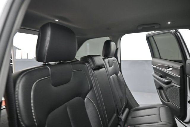 Used 2023 Jeep Grand Cherokee Limited w/ Black Appearance Package AWD/4WD image 25