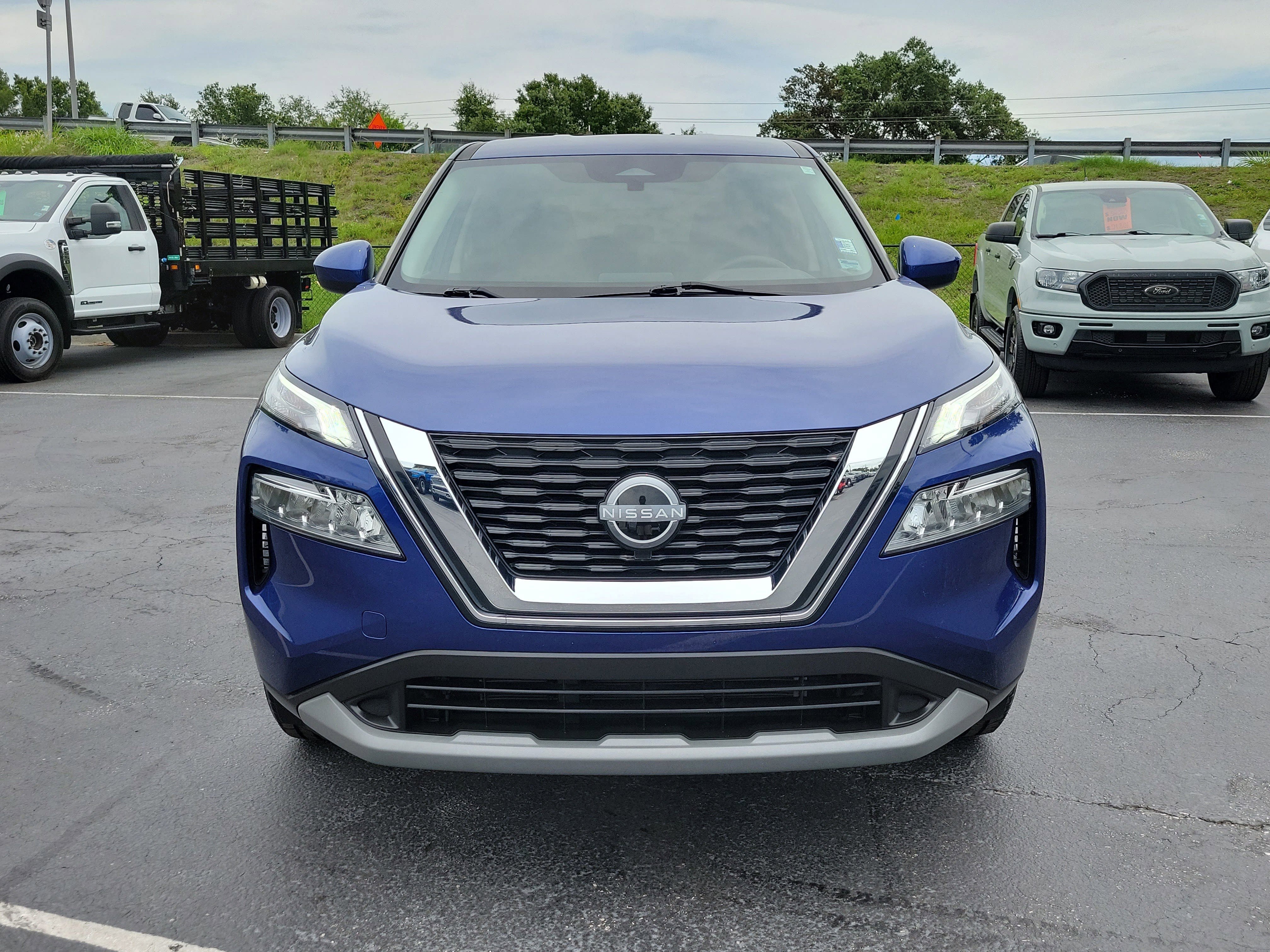 Used 2023 Nissan Rogue SV FWD image 2