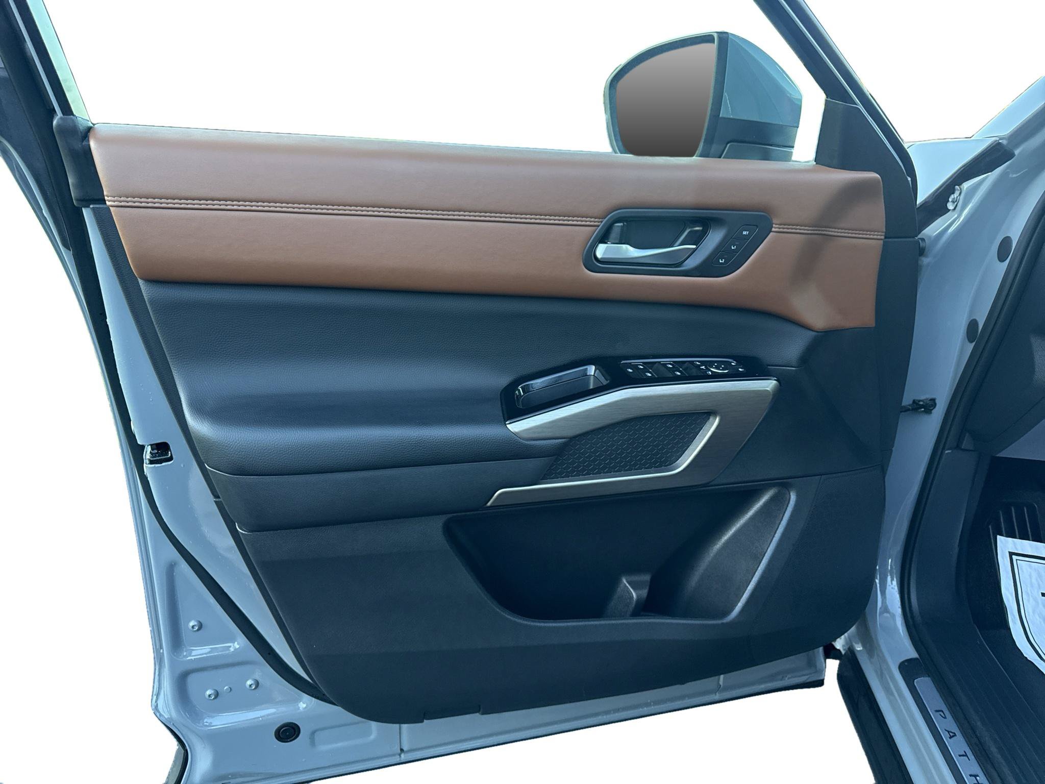 Used 2025 Nissan Pathfinder Platinum w/ Black Appearance Package FWD image 10
