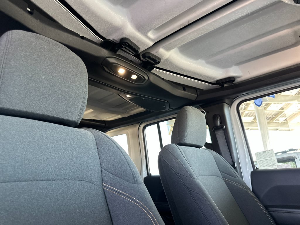 Used 2025 Jeep Wrangler Unlimited Sahara AWD/4WD image 15