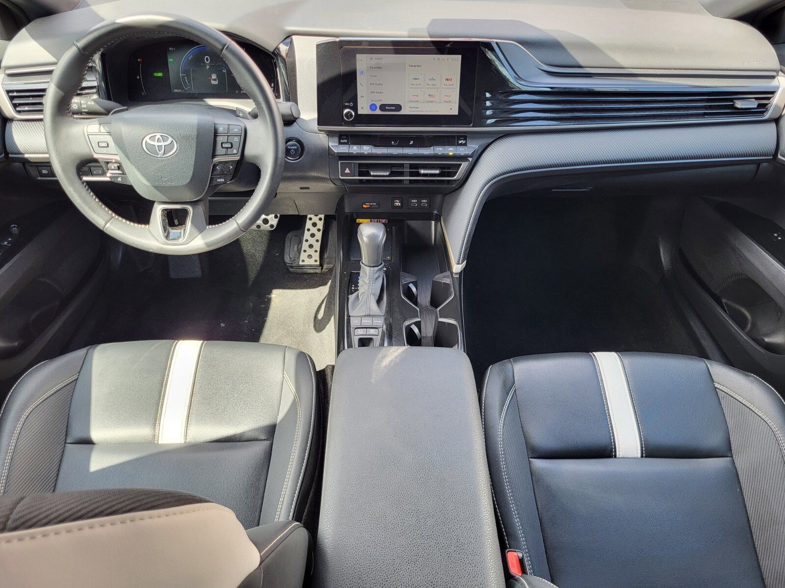 Used 2025 Toyota Camry SE image 13