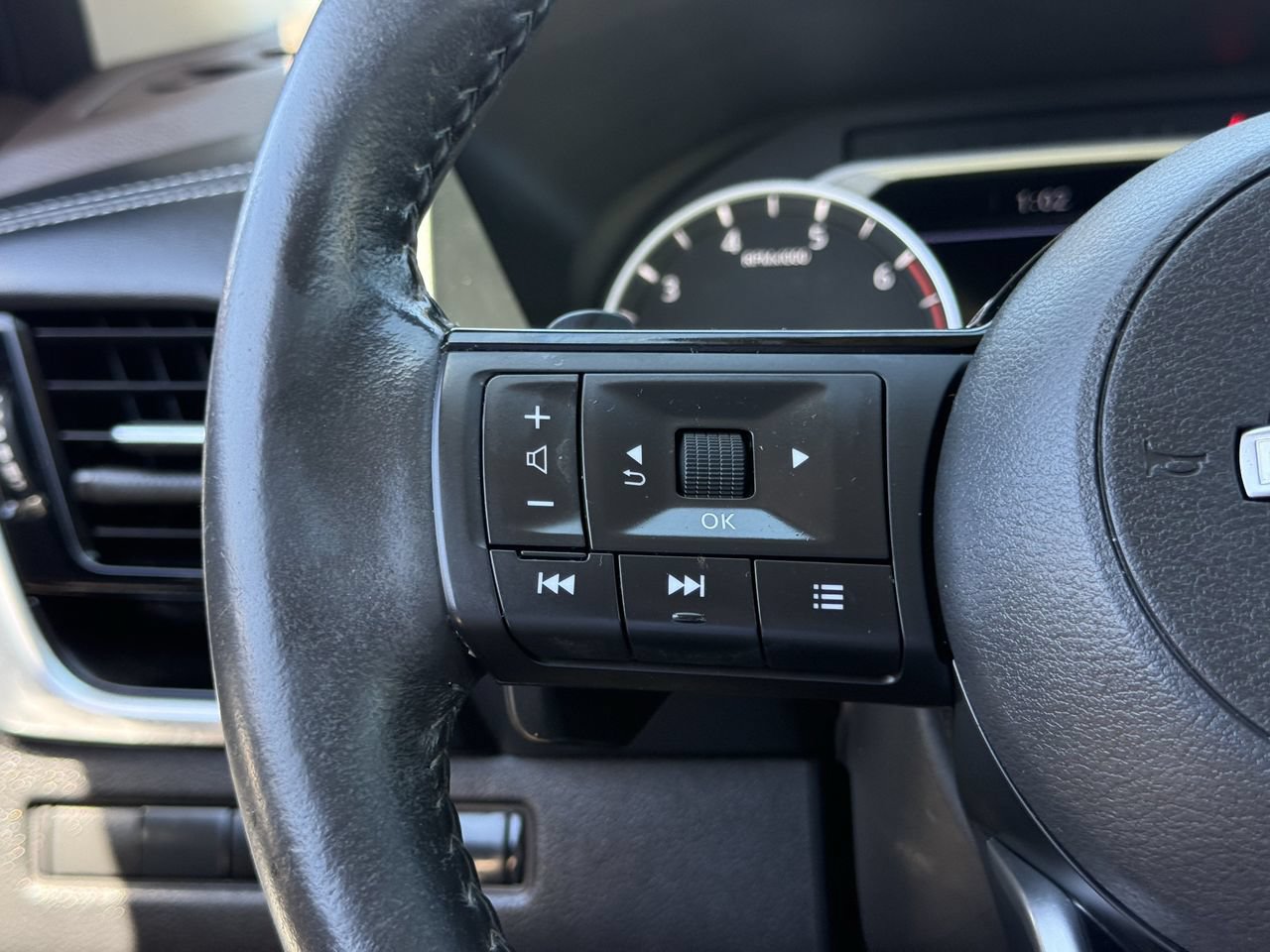Used 2023 Nissan Rogue SL w/ SL Premium Package FWD image 12