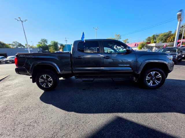 Used 2018 Toyota Tacoma TRD Sport AWD/4WD image 9