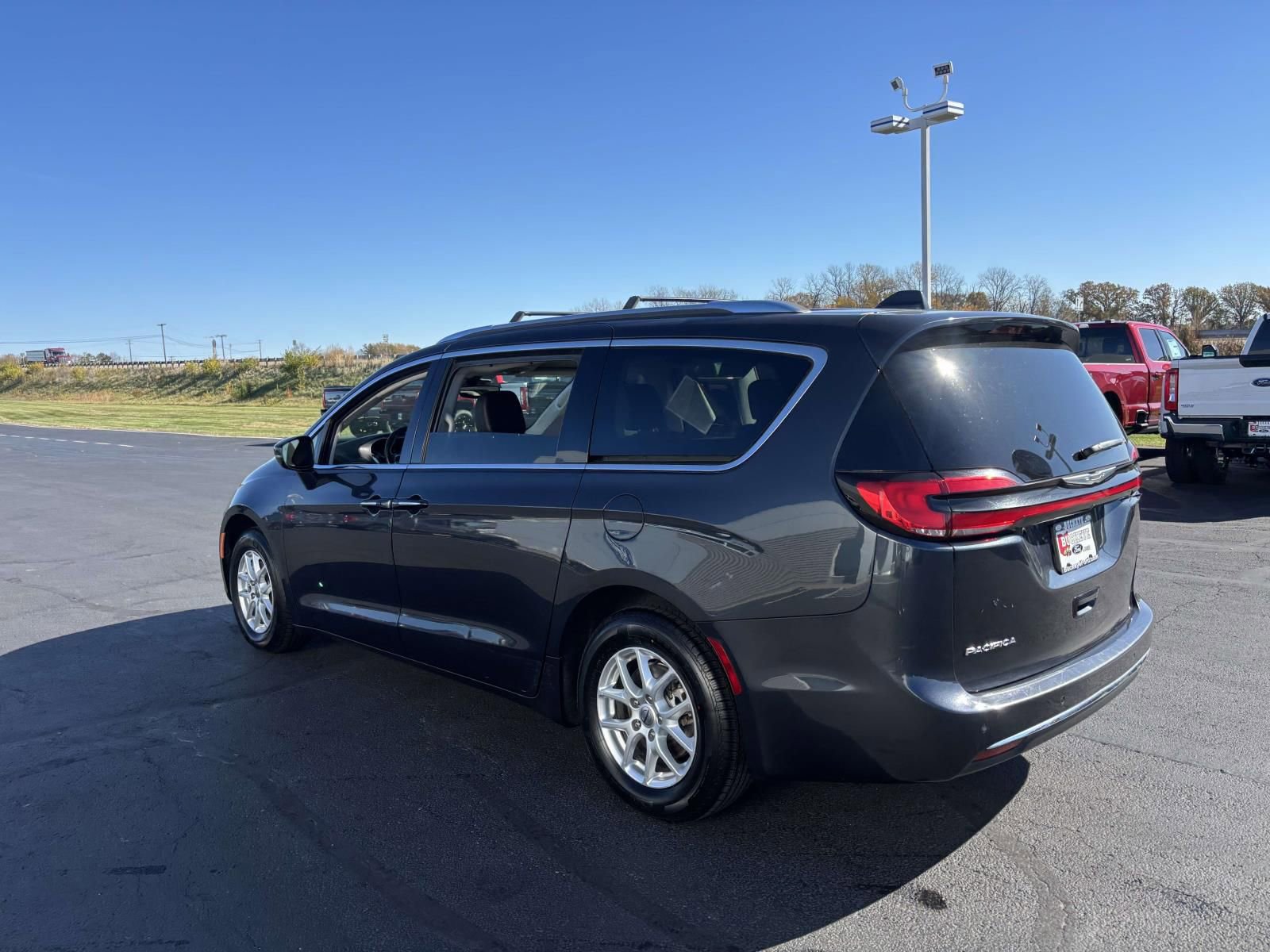 Used 2021 Chrysler Pacifica Touring-L image 7