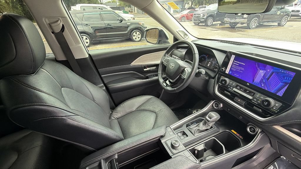 Used 2024 Toyota Grand Highlander AWD image 30