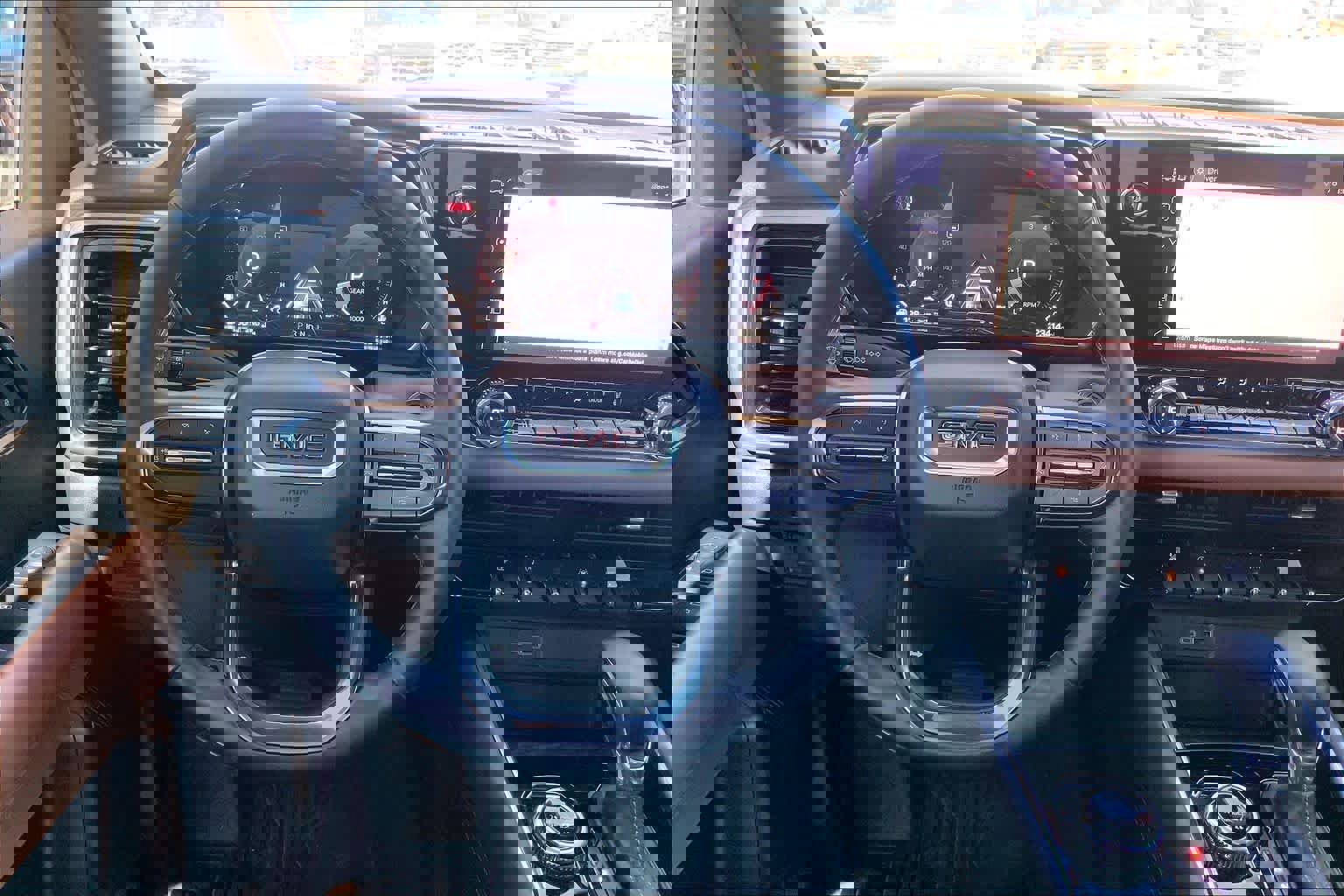 Used 2024 GMC Canyon AT4 w/ Technology Package image 8