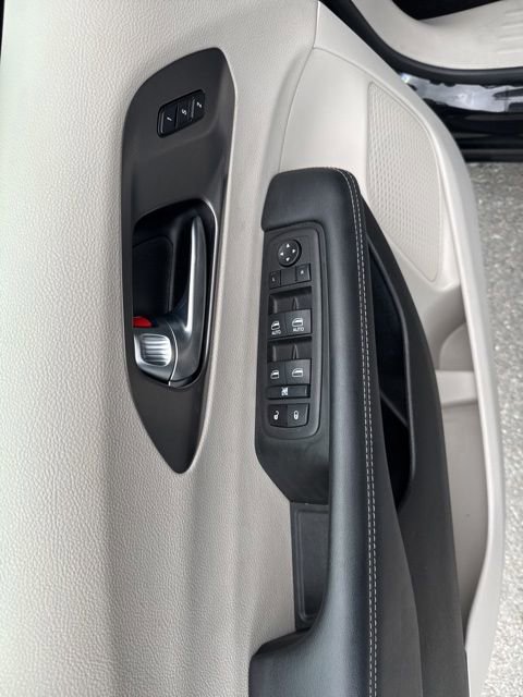 Used 2023 Chrysler Pacifica Touring-L FWD image 16