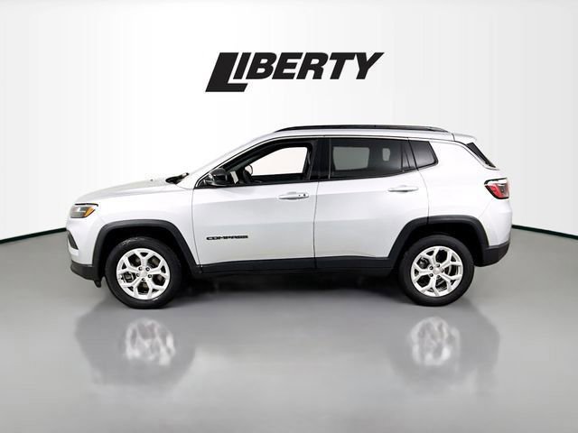 Used 2024 Jeep Compass Latitude image 2